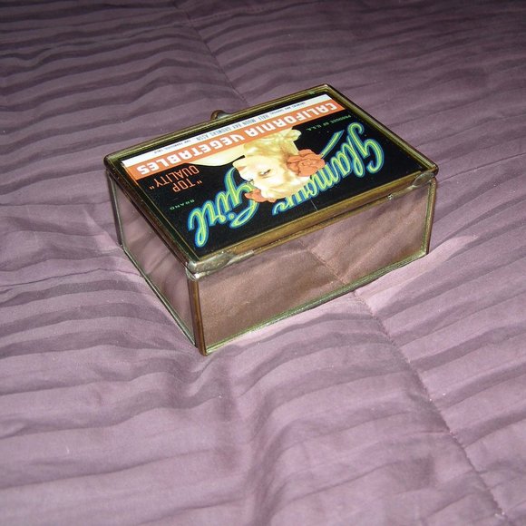 Keepsake Box GLAMOUR GIRL "California Vegetables" PIN UP 1950S vintage l… - Picture 3 of 10